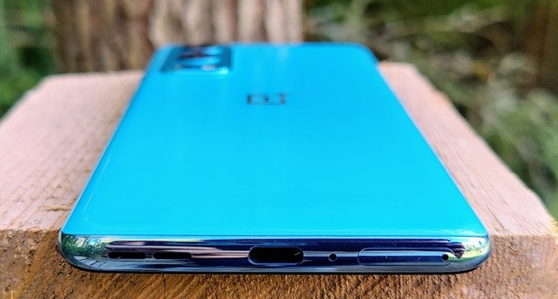 Alhaalla on USB-C-liitäntä. Kuulokepaikkaa ei ole.