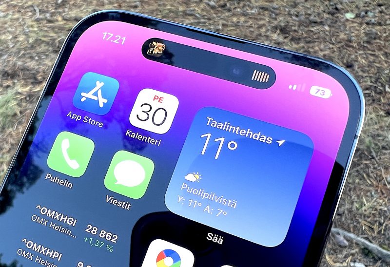 iPhone 14 Pro -puhelinten näytön yläreunan kaksi reikää näyttävät yhdeltä. Reikien välissä on mustia pikseleitä. Kaksi erillistä reikää ovat erotettavissa riittävän kirkkaassa valossa.