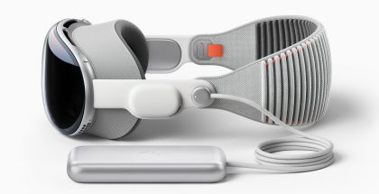 Apple Vision Pro ja kaapelilla yhdistyvä akkuyksikkö.