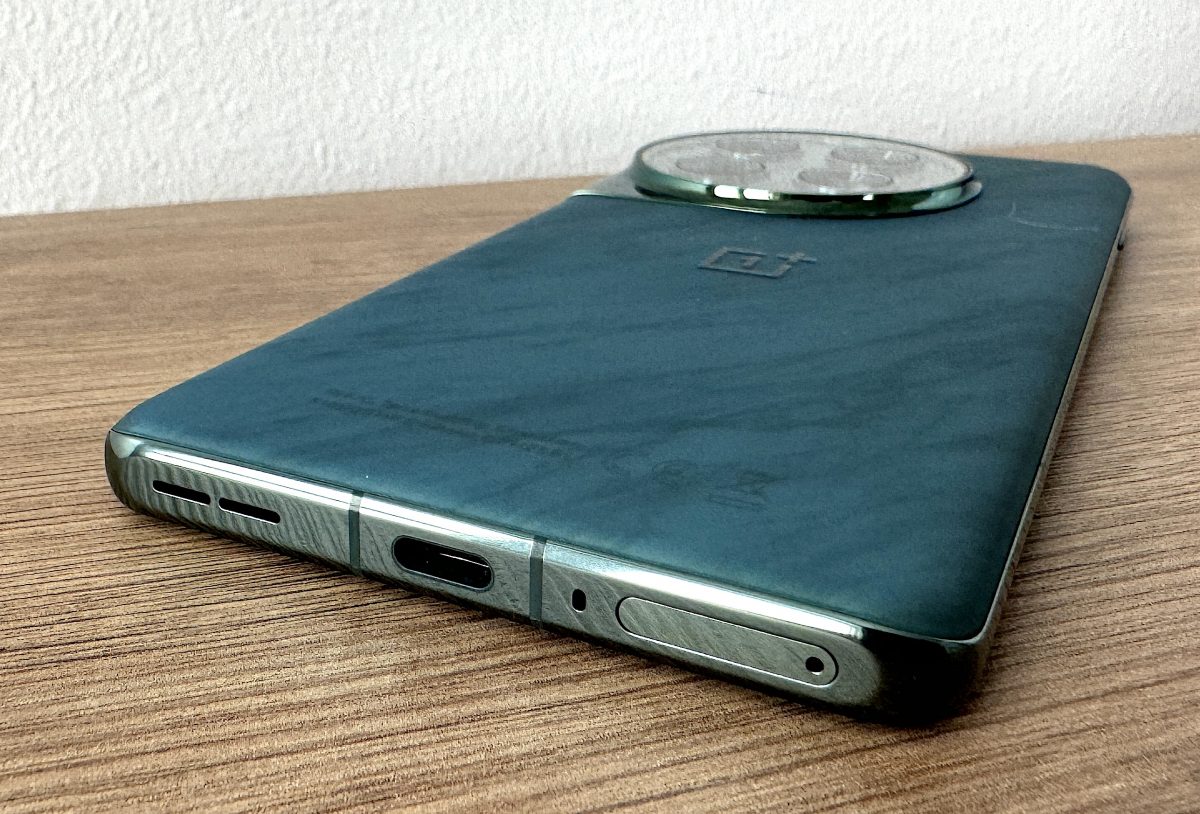 USB-C-liitäntä löytyy jatkossa kaikista puhelimista. Kuvassa OnePlus 12.